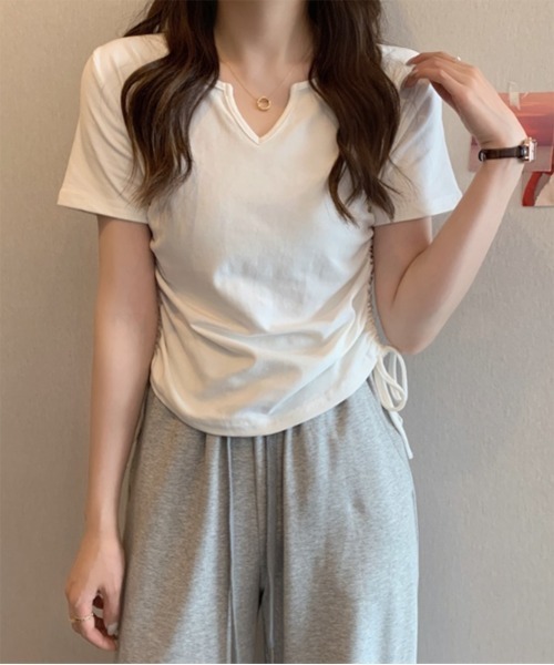 by muni:r(バイ ムニール)の「Vカットサイドシャーリング半袖Tシャツ(Tシャツ/カットソー・レディース・ホワイト/ブラック・FREE)」の10枚目の写真