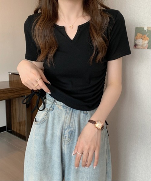by muni:r(バイ ムニール)の「Vカットサイドシャーリング半袖Tシャツ(Tシャツ/カットソー・レディース・ホワイト/ブラック・FREE)」の11枚目の写真