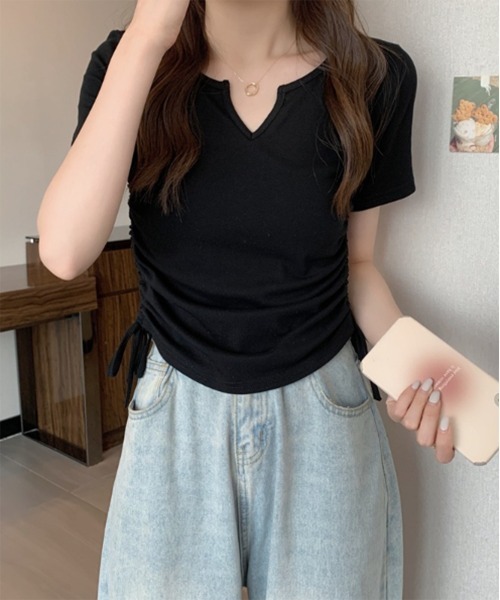 by muni:r(バイ ムニール)の「Vカットサイドシャーリング半袖Tシャツ(Tシャツ/カットソー・レディース・ホワイト/ブラック・FREE)」の12枚目の写真