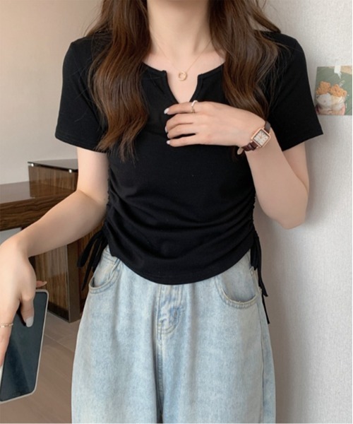 by muni:r(バイ ムニール)の「Vカットサイドシャーリング半袖Tシャツ(Tシャツ/カットソー・レディース・ホワイト/ブラック・FREE)」の13枚目の写真