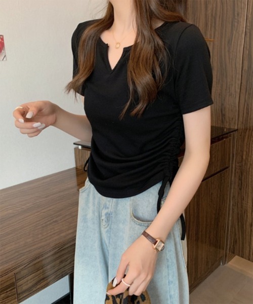 by muni:r(バイ ムニール)の「Vカットサイドシャーリング半袖Tシャツ(Tシャツ/カットソー・レディース・ホワイト/ブラック・FREE)」の15枚目の写真