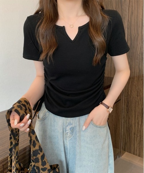 by muni:r(バイ ムニール)の「Vカットサイドシャーリング半袖Tシャツ(Tシャツ/カットソー・レディース・ホワイト/ブラック・FREE)」の16枚目の写真