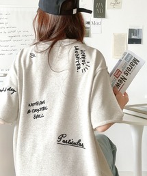 後ろ姿までぬかりなくオシャレにキマる。ランダム刺繍裏毛ハーフスリーブTシャツ