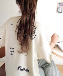 後ろ姿までぬかりなくオシャレにキマる。ランダム刺繍裏毛ハーフスリーブTシャツ