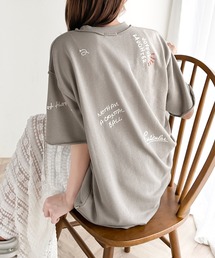 後ろ姿までぬかりなくオシャレにキマる。ランダム刺繍裏毛ハーフスリーブTシャツ