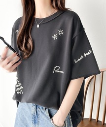 後ろ姿までぬかりなくオシャレにキマる。ランダム刺繍裏毛ハーフスリーブTシャツ