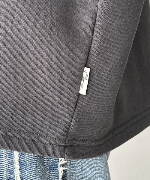 classicalelf(クラシカルエルフ)の「後ろ姿までぬかりなくオシャレにキマる。ランダム刺繍裏毛ハーフスリーブTシャツ(Tシャツ/カットソー・レディース・オートミール/チャコール/ホワイト/グレイッシュベージュ・X-LARGE/SMALL/MEDIUM/LARGE)」の16枚目の写真