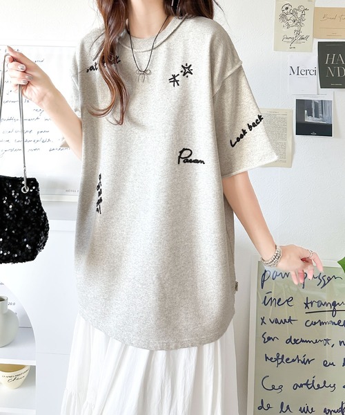 classicalelf(クラシカルエルフ)の「後ろ姿までぬかりなくオシャレにキマる。ランダム刺繍裏毛ハーフスリーブTシャツ(Tシャツ/カットソー・レディース・オートミール/チャコール/ホワイト/グレイッシュベージュ・X-LARGE/SMALL/MEDIUM/LARGE)」の7枚目の写真