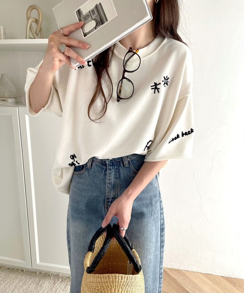 classicalelf(クラシカルエルフ)の「後ろ姿までぬかりなくオシャレにキマる。ランダム刺繍裏毛ハーフスリーブTシャツ(Tシャツ/カットソー・レディース・オートミール/チャコール/ホワイト/グレイッシュベージュ・X-LARGE/SMALL/MEDIUM/LARGE)」の5枚目の写真