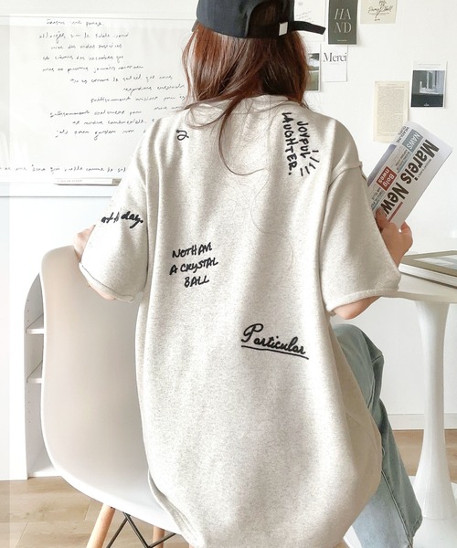 classicalelf(クラシカルエルフ)の「後ろ姿までぬかりなくオシャレにキマる。ランダム刺繍裏毛ハーフスリーブTシャツ(Tシャツ/カットソー・レディース・オートミール/チャコール/ホワイト/グレイッシュベージュ・X-LARGE/SMALL/MEDIUM/LARGE)」の8枚目の写真