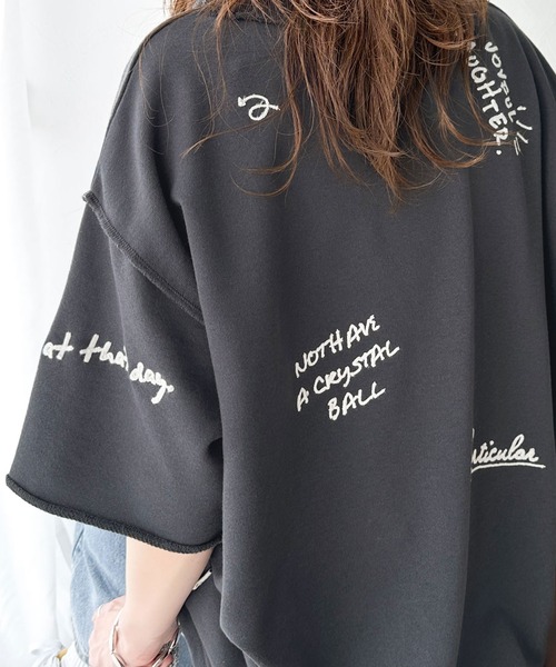 classicalelf(クラシカルエルフ)の「後ろ姿までぬかりなくオシャレにキマる。ランダム刺繍裏毛ハーフスリーブTシャツ(Tシャツ/カットソー・レディース・オートミール/チャコール/ホワイト/グレイッシュベージュ・X-LARGE/SMALL/MEDIUM/LARGE)」の21枚目の写真