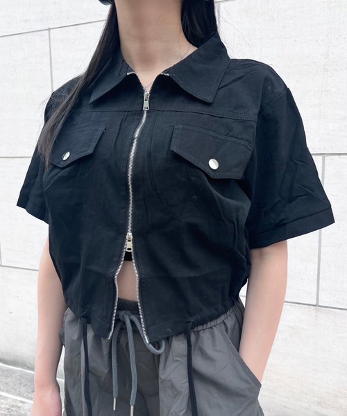 Figments（フィグメンツ）の「クロップトZIP半袖シャツ（シャツ/ブラウス・レディース・ホワイト/ブラック・FREE）」の2枚目の写真