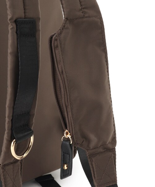 SHOO・LA・RUE（シューラルー）の「【撥水/背中ポケット】整理整頓できちゃうリュック（バックパック/リュック・レディース・グレー系3/チャコール/ブラック系4・00）」の12枚目の写真