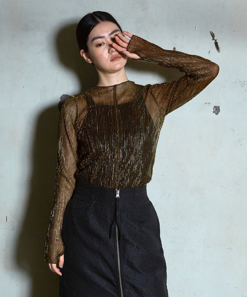 NOMINE(ノミネ)の「ラメ シアー プリーツ トップス (ロンT)(Tシャツ/カットソー・レディース・ブルー/ブラック/アイボリー/ブロンズ・フリー)」の4枚目の写真