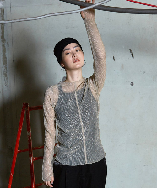 NOMINE(ノミネ)の「ラメ シアー プリーツ トップス (ロンT)(Tシャツ/カットソー・レディース・ブルー/ブラック/アイボリー/ブロンズ・フリー)」の2枚目の写真