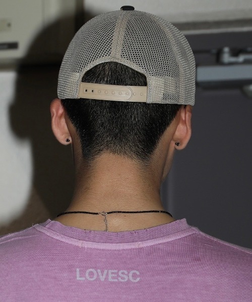ESC STUDIO（イーエスシースタジオ）の「韓国ブランド ESC STUDIO イーエスシースタジオ ESC*USM trucker hat トラッカー キャップ メッシュキャップ 帽子 カモ柄キャップ 迷彩キャップ ロゴキャップ 缶バッチ 韓国ファッション 韓国ストリート ストリートファッション（キャップ・メンズ・グリーン系カモフラージュ/ブラック・ONE SIZE）」の12枚目の写真