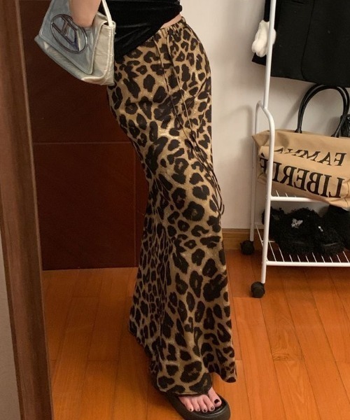 Achic(アシック)の「ガーリーフィッシュテールスカート(スカート・レディース・ブラック/ブラウン・M)」の3枚目の写真