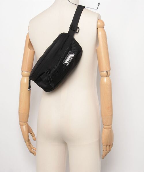 Maison Kitsune（メゾンキツネ）の「FLASH FOX BUMBAG（ボディバッグ