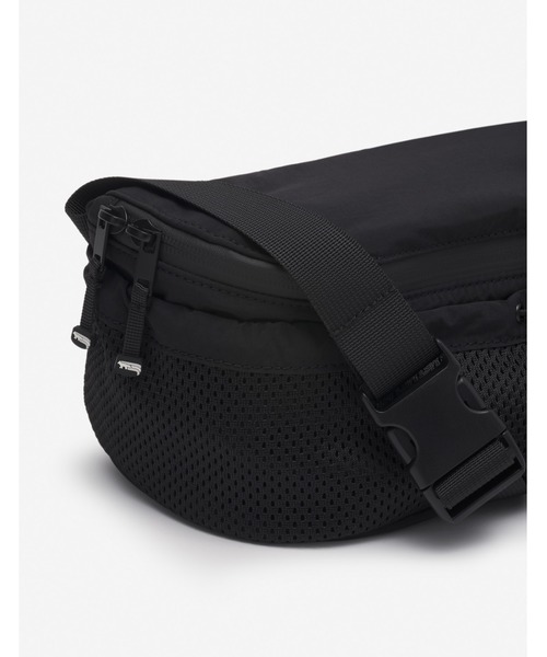 Maison Kitsune（メゾンキツネ）の「FLASH FOX BUMBAG（ボディバッグ