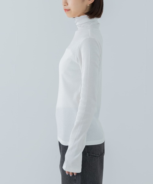 URBAN RESEARCH（アーバンリサーチ）の「『UR TECH』裏起毛タートルネックカットソー（Tシャツ/カットソー・レディース・オフホワイト/ブラック/ライトブルー/レッド・FREE）」の8枚目の写真