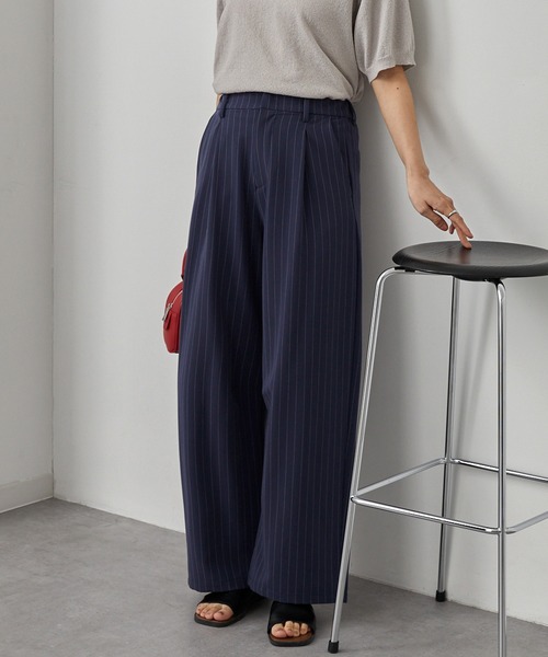 MONO-MART(モノマート)の「速乾×洗える|カーブタック ワイドスラックス(パウダーツイル)(スラックス・レディース・グレー/グレイッシュベージュ/ブラック/ダークブラウン/ネイビー/ライトグレー/モカ/ナチュラル/ネイビー系/アイボリー/グレー系/ブラック系/ベージュ/サックスブルー/ピンク・M/S/L)」の14枚目の写真