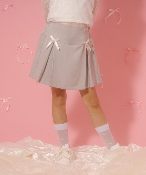 URBAN CHERRY(アーバンチェリー)の「【CHIPIE/シピ】サテンリボンタックプリーツミニスカート(スカート・キッズ・ブラック/グレー・110cm/120cm/130cm/140cm/150cm)」の2枚目の写真