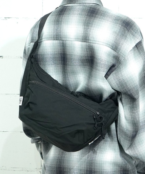 MT. RAINIER DESIGN(マウントレイニアデザイン)の「MT.RAINIER DESIGN HALF MOON BAG(ショルダーバッグ・メンズ・ブラック/オリーブ/グレー・FREE)」の2枚目の写真