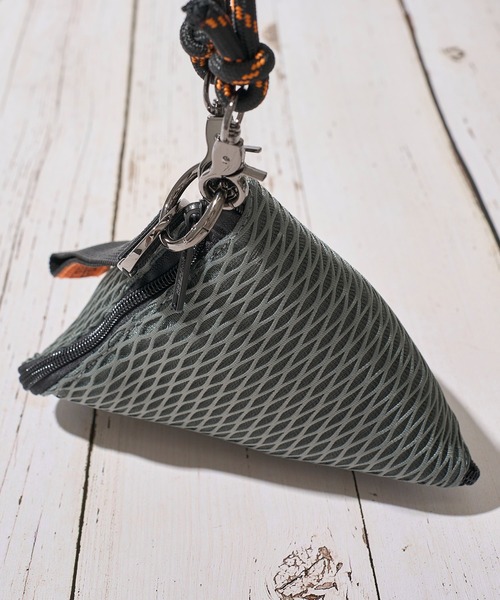 UNIVERSAL OVERALL（ユニバーサルオーバーオール）の「【UNIVERSAL OVERALL】MESH PYRAMID SHOULDERBAG / ピラミッド型 メッシュショルダーバッグ（ショルダーバッグ・レディース・チャコールグレー/ブラック/ホワイト/サックスブルー/ライム・FREE）」の6枚目の写真
