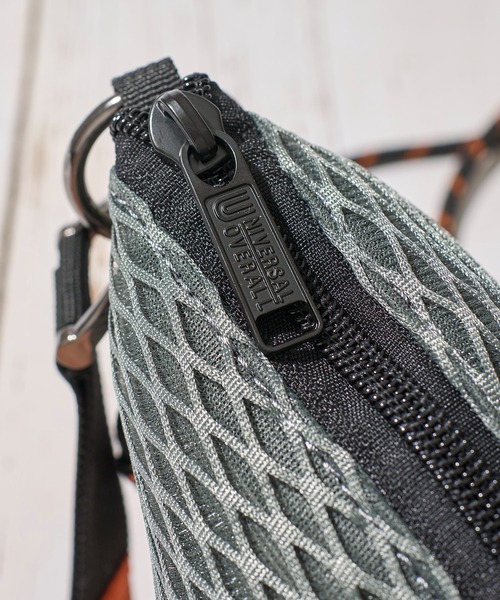 UNIVERSAL OVERALL（ユニバーサルオーバーオール）の「【UNIVERSAL OVERALL】MESH PYRAMID SHOULDERBAG / ピラミッド型 メッシュショルダーバッグ（ショルダーバッグ・レディース・チャコールグレー/ブラック/ホワイト/サックスブルー/ライム・FREE）」の8枚目の写真