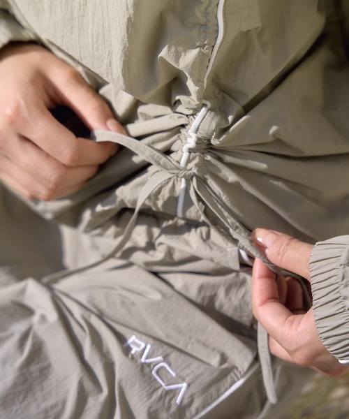 RVCA(ルーカ)の「RVCA レディース MINI RVCA TRACK JUMPER ジャケット 【2025年春夏モデル】/ルーカセットアップ対応ナイロントラックジャンパー(ブルゾン・レディース・ベージュ系その他/ブラック・LARGE/MEDIUM/SMALL)」の14枚目の写真