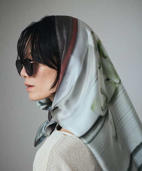 SALON adam et rope'（サロン アダム エ ロペ）の「【duft（ドゥフト） for SALON】duft シルクスカーフ（ストール/ショール・レディース・ホワイト系その他3/ホワイト系その他4・FREE）」の6枚目の写真