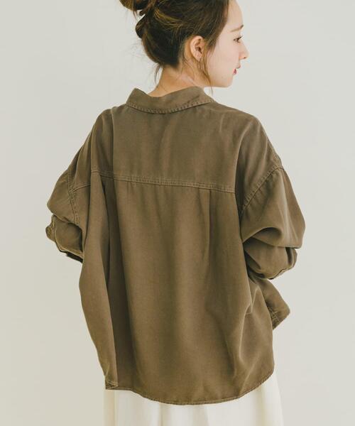 ITEMS URBANRESEARCH(アイテムズ アーバンリサーチ)の「リヨセルポケットシャツ(シャツ/ブラウス・レディース・チャコールグレー/ホワイト系その他/カーキ・FREE)」の3枚目の写真
