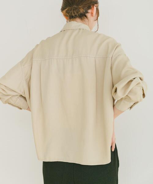 ITEMS URBANRESEARCH(アイテムズ アーバンリサーチ)の「リヨセルポケットシャツ(シャツ/ブラウス・レディース・チャコールグレー/ホワイト系その他/カーキ・FREE)」の6枚目の写真