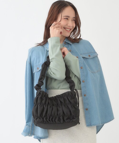 SHOO・LA・RUE(シューラルー)の「ギャザーミニショルダーバッグ(ショルダーバッグ・レディース・ベージュ/ブラック/イエロー系その他・00)」の1枚目の写真