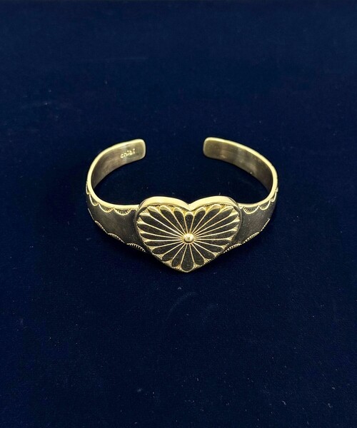 fredy emue（フレディエミュ）の「【chibi jewels/チビ・ジュエルズ】ハートコンチョバングル（ブレスレット・レディース・ゴールド・FREE）」の4枚目の写真