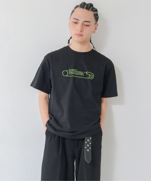 UNIT CHEST(ユニットチェスト)の「【UNIT CHEST】unique unisex T-shirt VTFAコラボT ”SAFETY PIN” by Aya Yamamoto(Tシャツ/カットソー・レディース・ホワイト/ブラック・L/M/S)」の2枚目の写真