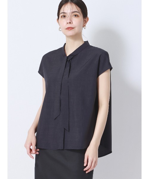 SUIT SQUARE（スーツスクエア）の「ボウタイブラウス フレンチスリーブ ウォッシャブル 撥水 リネンライク 無地（シャツ/ブラウス・レディース・ネイビー系/ベージュ系/オレンジ系・38(9号)）」の2枚目の写真