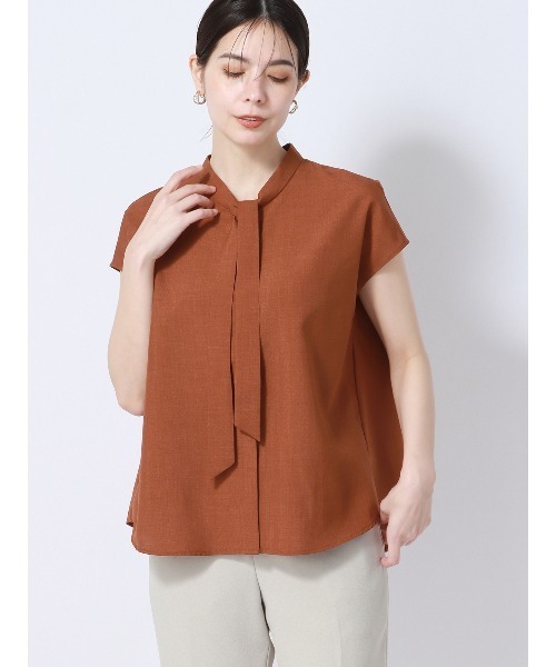 SUIT SQUARE（スーツスクエア）の「ボウタイブラウス フレンチスリーブ ウォッシャブル 撥水 リネンライク 無地（シャツ/ブラウス・レディース・ネイビー系/ベージュ系/オレンジ系・38(9号)）」の3枚目の写真