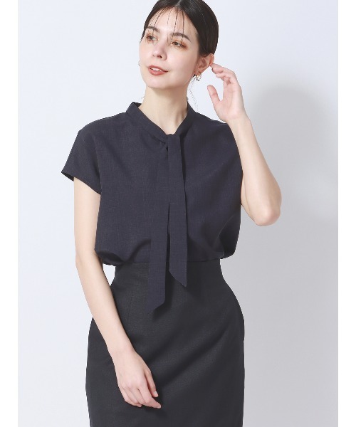 SUIT SQUARE（スーツスクエア）の「ボウタイブラウス フレンチスリーブ ウォッシャブル 撥水 リネンライク 無地（シャツ/ブラウス・レディース・ネイビー系/ベージュ系/オレンジ系・38(9号)）」の16枚目の写真