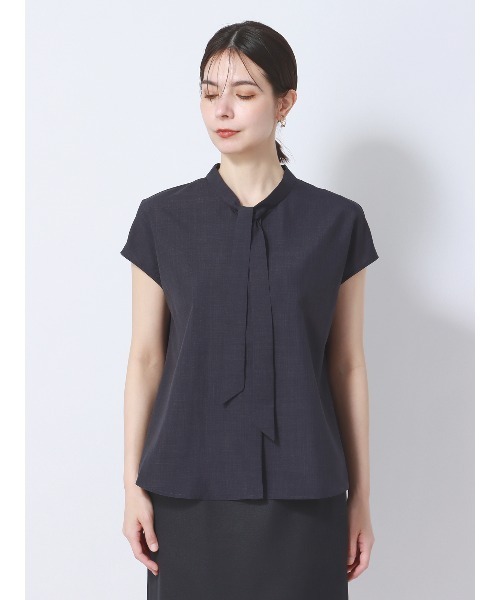 SUIT SQUARE（スーツスクエア）の「ボウタイブラウス フレンチスリーブ ウォッシャブル 撥水 リネンライク 無地（シャツ/ブラウス・レディース・ネイビー系/ベージュ系/オレンジ系・38(9号)）」の17枚目の写真