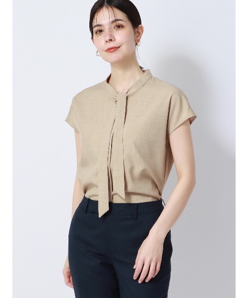 SUIT SQUARE（スーツスクエア）の「ボウタイブラウス フレンチスリーブ ウォッシャブル 撥水 リネンライク 無地（シャツ/ブラウス・レディース・ネイビー系/ベージュ系/オレンジ系・38(9号)）」の4枚目の写真