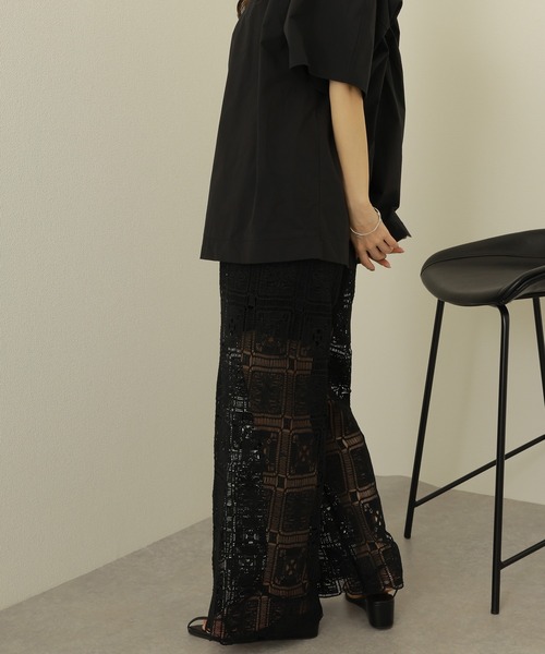 LAULEN（ローレン）の「crochet lace semi wide pants /クロシェ レース セミワイド パンツ（その他パンツ・レディース・ホワイト/ブラック/ベージュ・FREE）」の2枚目の写真