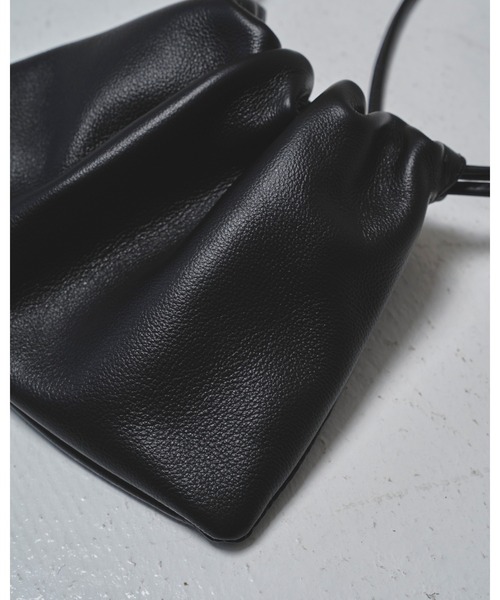 TODAYFUL(トゥデイフル)の「Drawstring Leather Bag(ハンドバッグ・レディース・ブラック/ダークブラウン・FREE)」の7枚目の写真