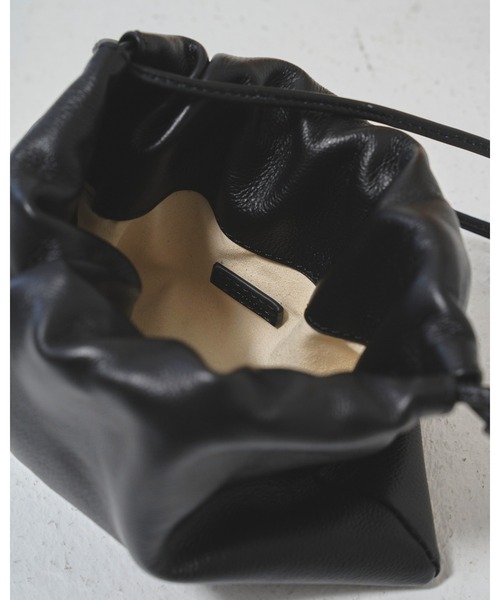TODAYFUL(トゥデイフル)の「Drawstring Leather Bag(ハンドバッグ・レディース・ブラック/ダークブラウン・FREE)」の8枚目の写真