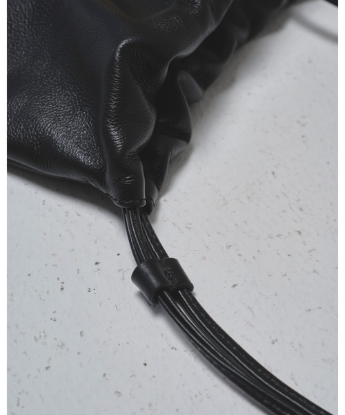TODAYFUL(トゥデイフル)の「Drawstring Leather Bag(ハンドバッグ・レディース・ブラック/ダークブラウン・FREE)」の9枚目の写真