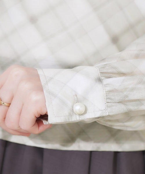 couture brooch(クチュールブローチ)の「【洗える・秋まで使える】パール調ボタンシアーシャツ(シャツ/ブラウス・レディース・ベージュ系その他4/グレー/ブラック/アイボリー・38/42)」の11枚目の写真
