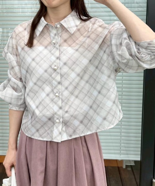 couture brooch(クチュールブローチ)の「【洗える・秋まで使える】パール調ボタンシアーシャツ(シャツ/ブラウス・レディース・ベージュ系その他4/グレー/ブラック/アイボリー・38/42)」の5枚目の写真
