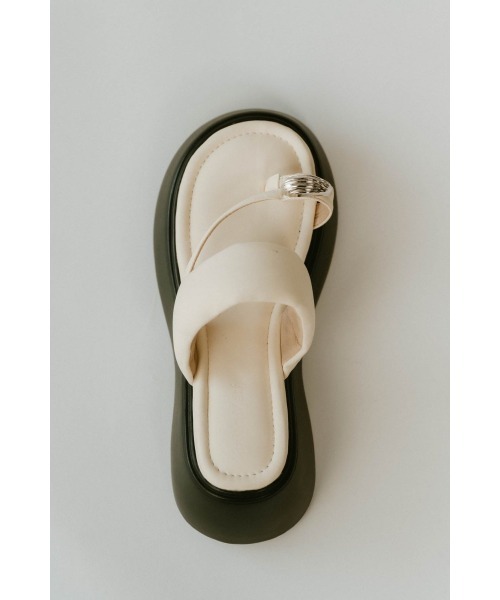 Knuth Marf（クヌースマーフ）の「metal motif thong sandals（サンダル・レディース・アイボリー/ブラック・23/24/25）」の2枚目の写真
