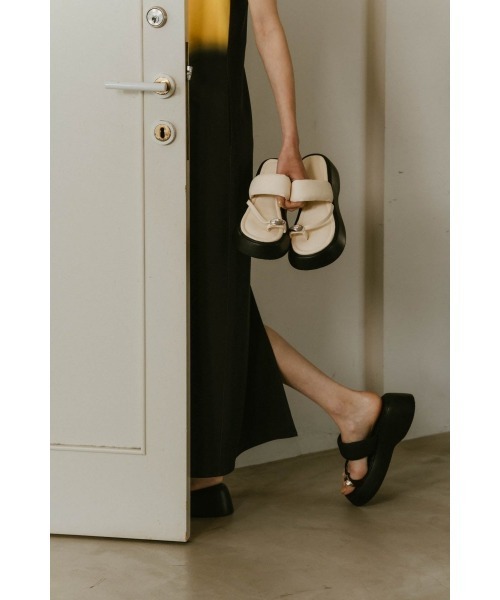 Knuth Marf（クヌースマーフ）の「metal motif thong sandals（サンダル・レディース・アイボリー/ブラック・23/24/25）」の3枚目の写真