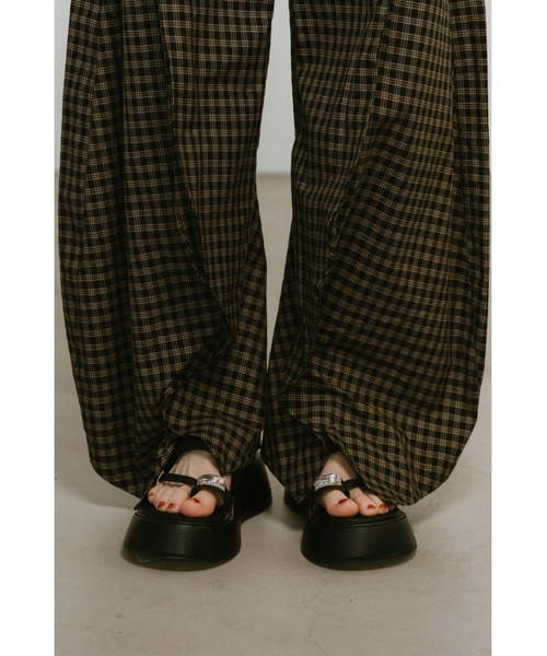 Knuth Marf（クヌースマーフ）の「metal motif thong sandals（サンダル・レディース・アイボリー/ブラック・23/24/25）」の4枚目の写真